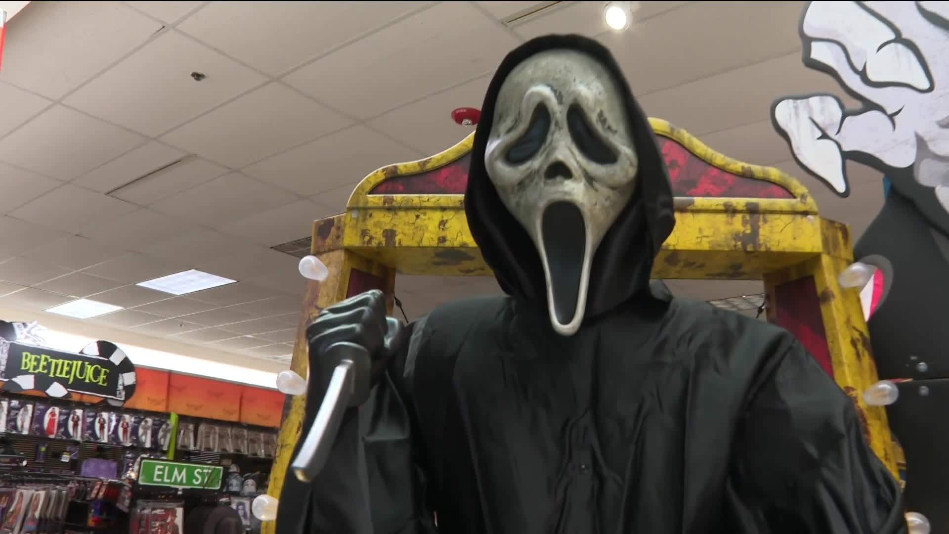 Meet the man behind the jump scares at Spirit Halloween’s 28 Virginia