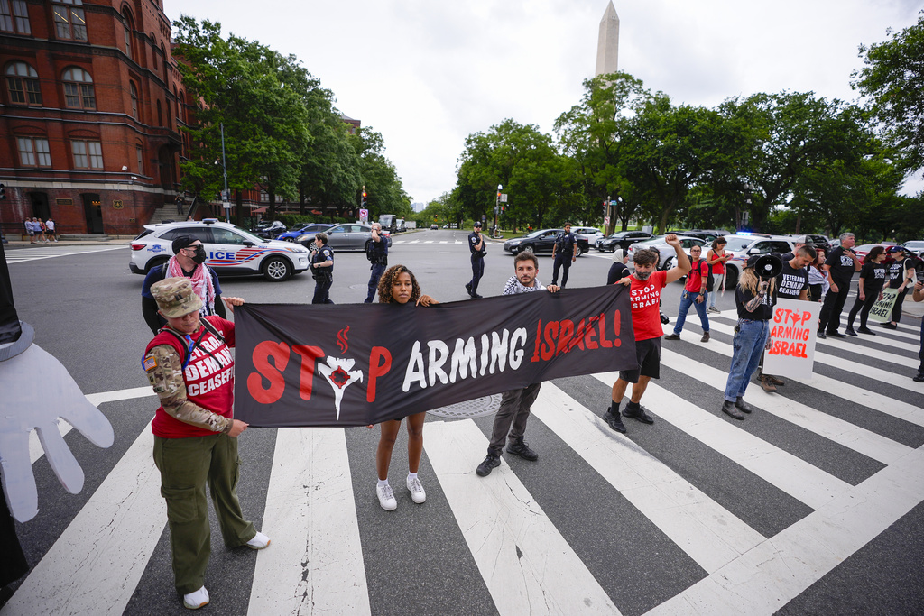 Police deploy pepper spray on crowd protesting war in Gaza outside US ...