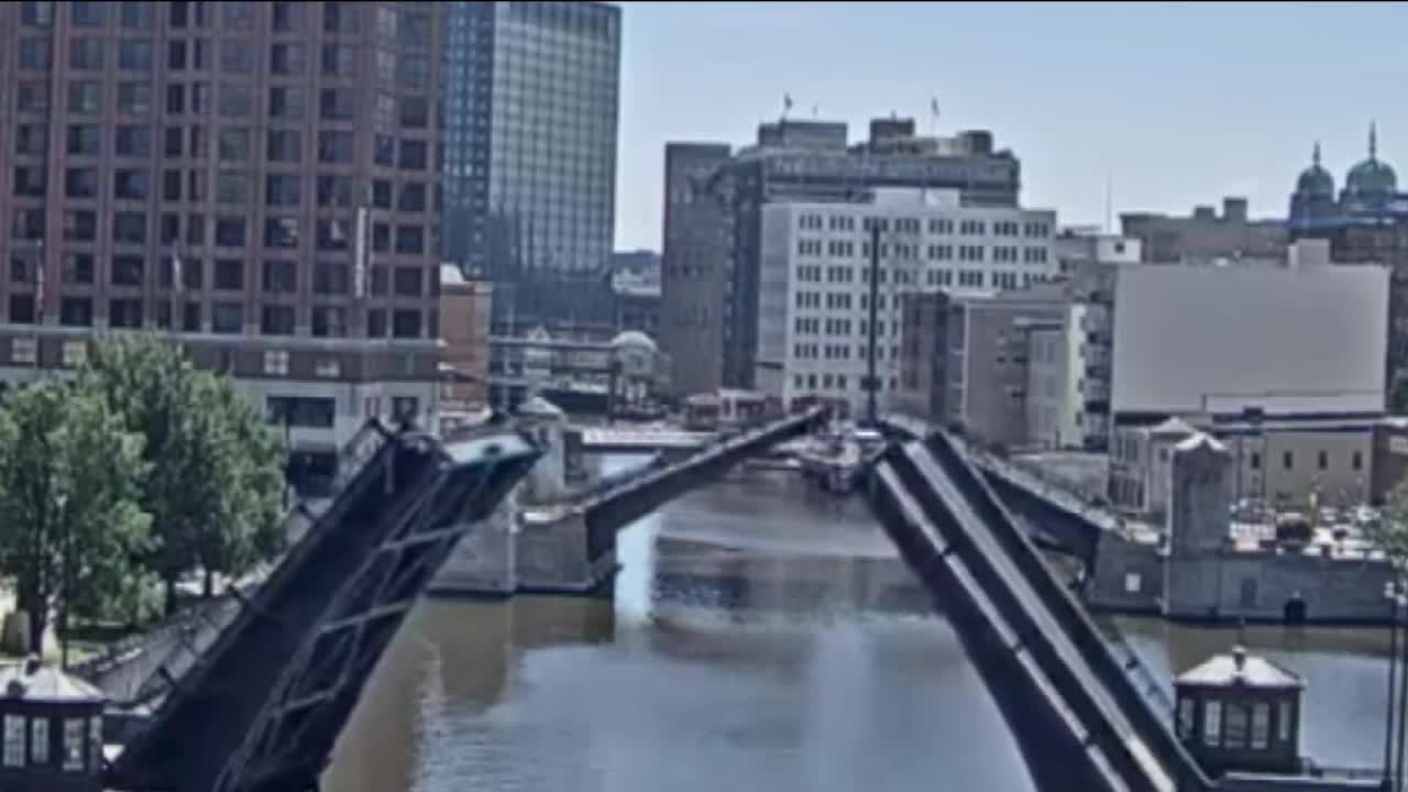 Retired reporter dies in fall from Kilbourn Bridge in Milwaukee