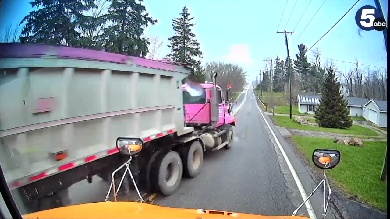 Tractor-trailer nearly crashes into school bus full of kids