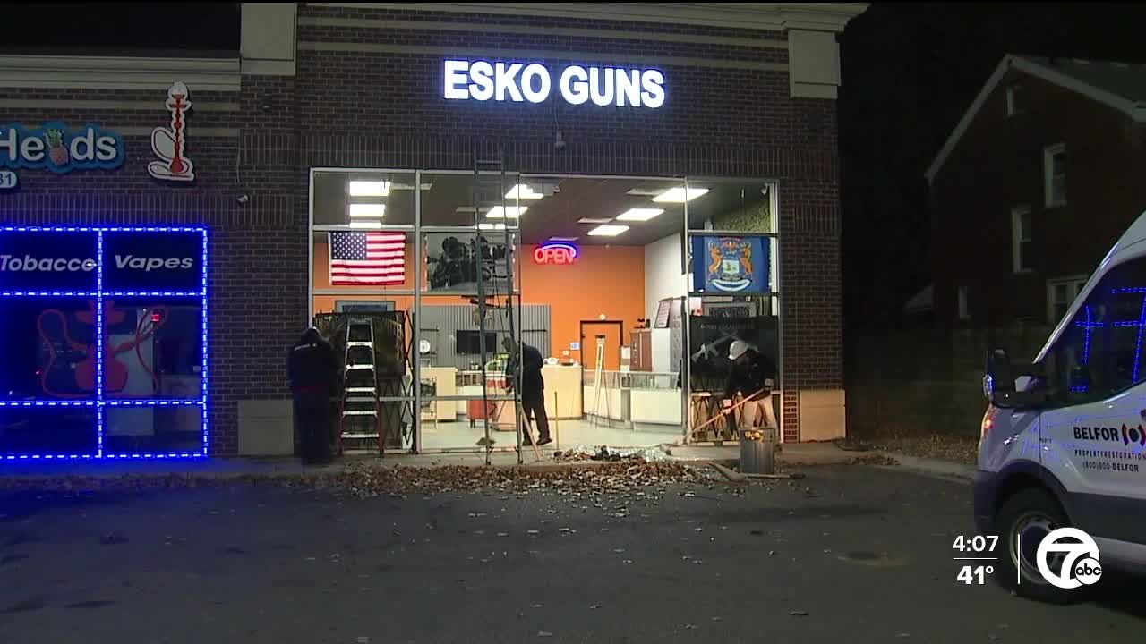 Attempted smash-and-grab robbery at gun store caught on tape