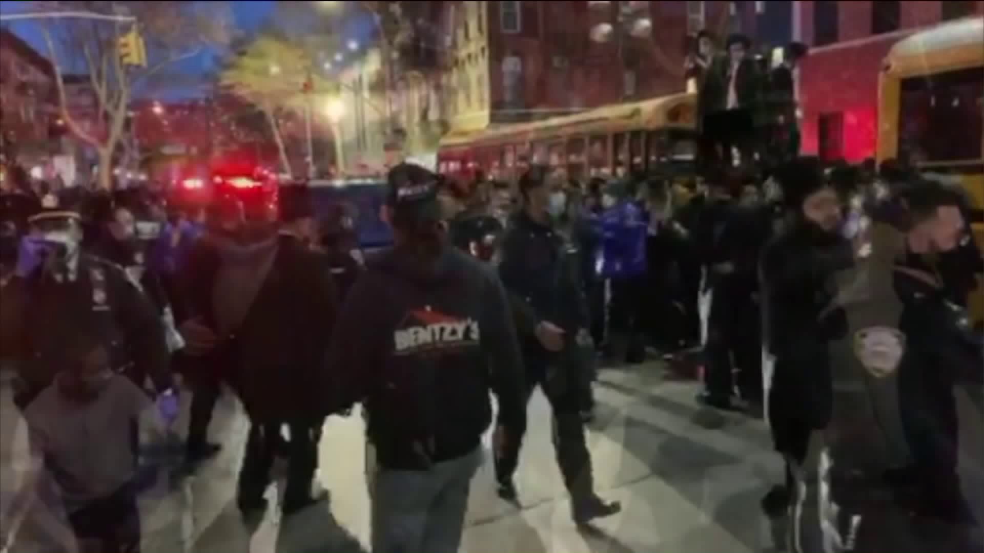 NY mayor angered by crowded Orthodox funeral, Jewish groups fire back