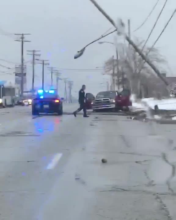 Police pursuit ends in crash, closing Pearl Road in Parma