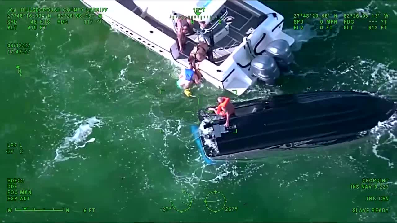 11 people saved by good Samaritans after boat capsizes