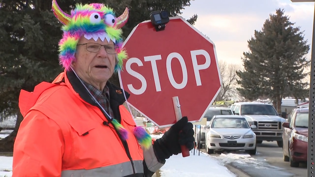 81-year-old Sandy crossing guard spreads joy with colorful hats - Vimarsana News