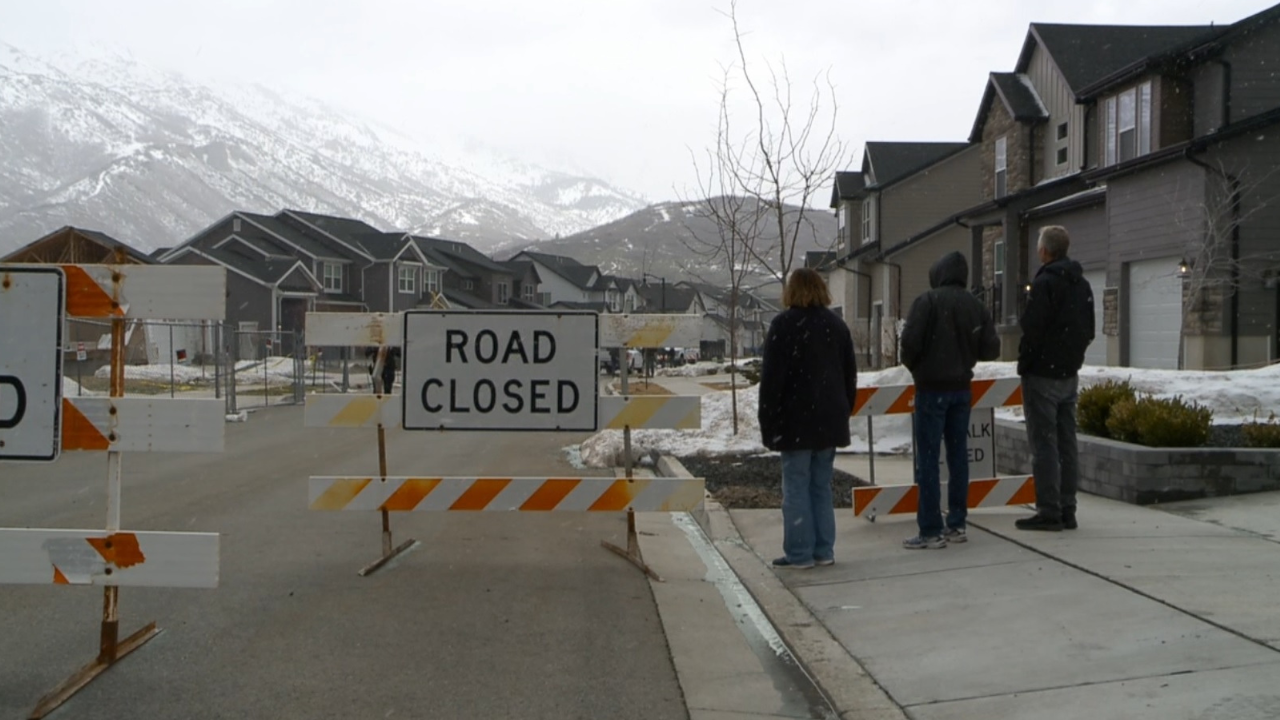 Neighborhood on edge as other Draper homes may slide off cliff - Vimarsana News